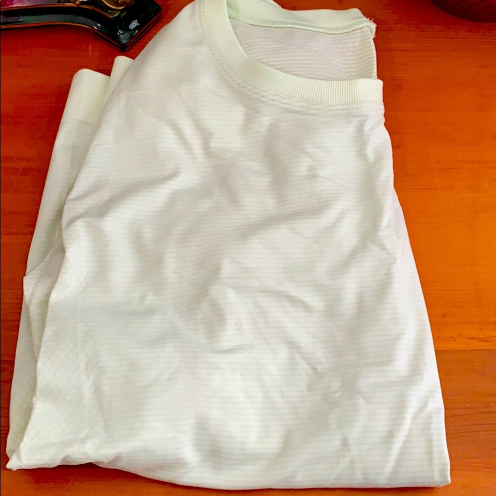 Lululemon Long Sleeve Tee! FAST & FREE SHIPPING!